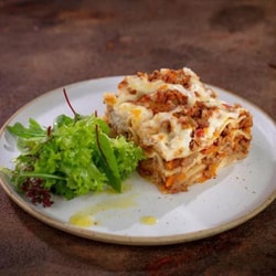 Vegetariánské lasagne s listovým salátem a olivovým olejem Vegetariánské lasagne s listovým salátem a olivovým olejem